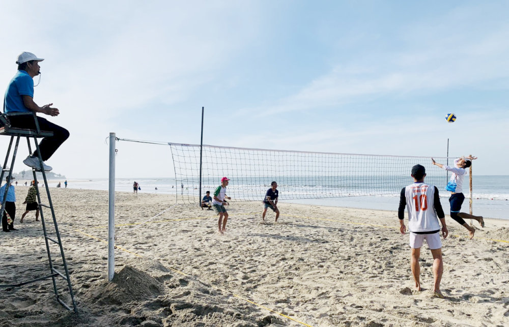 After work, many Danang locals love heading to the beach for a game of volleyball to boost their health 